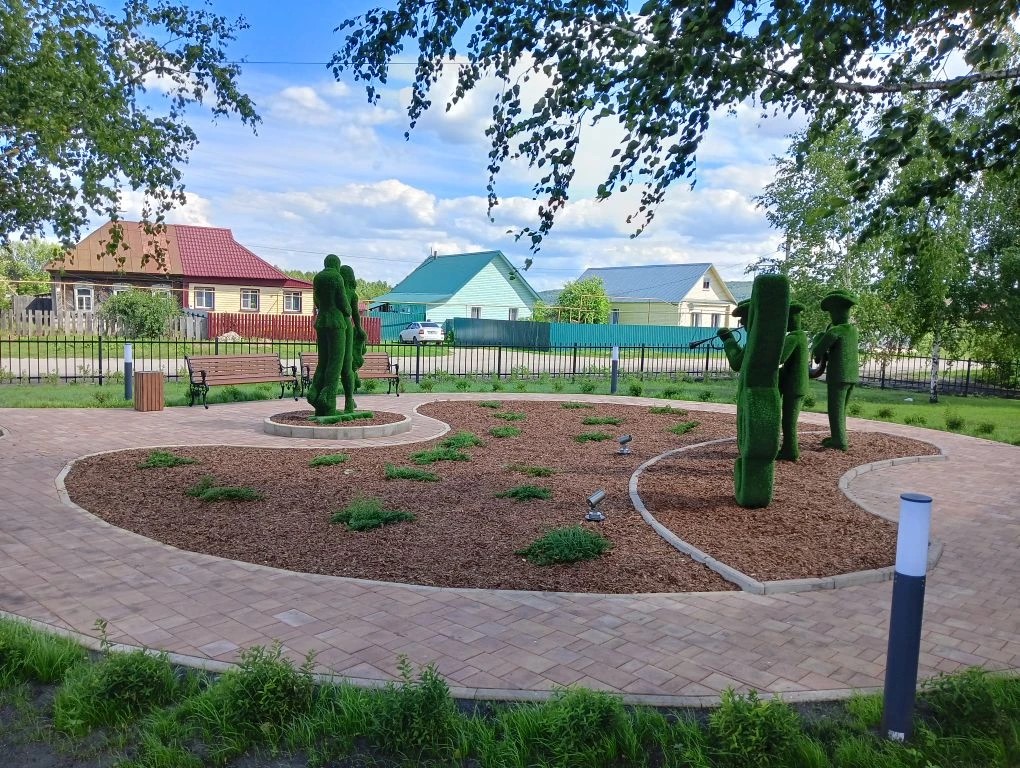 Реализация в Мордовии национальных проектов, предложенных Президентом России.  Территория у Большеберезниковской школы искусств преобразилась благодаря национальному проекту